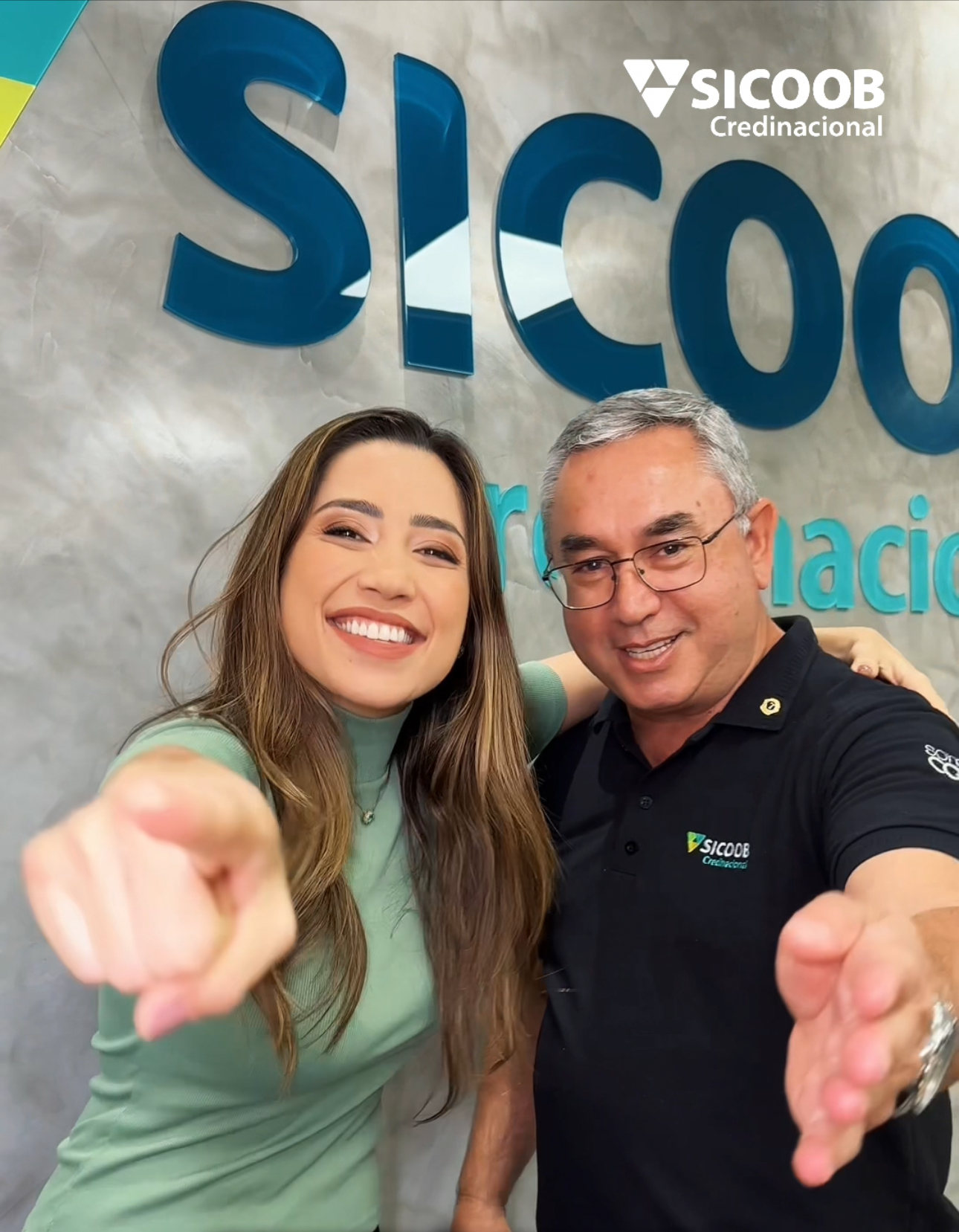 Cantora Amanda Alves visita sede do Sicoob Credinacional