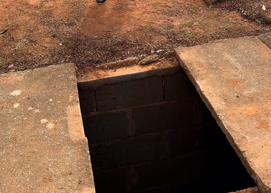 Passagem de cimento cede e duas pessoas caem durante visitação no cemitério municipal em Abaeté