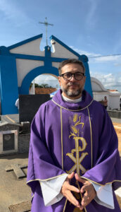 Missa é celebrada no cemitério municipal em Dia de Finados