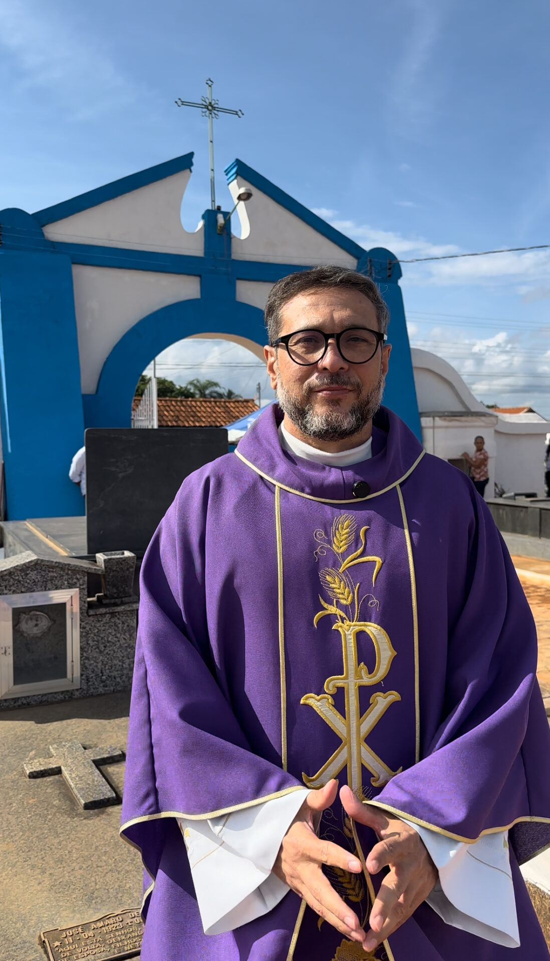 Missa é celebrada no cemitério municipal em Dia de Finados