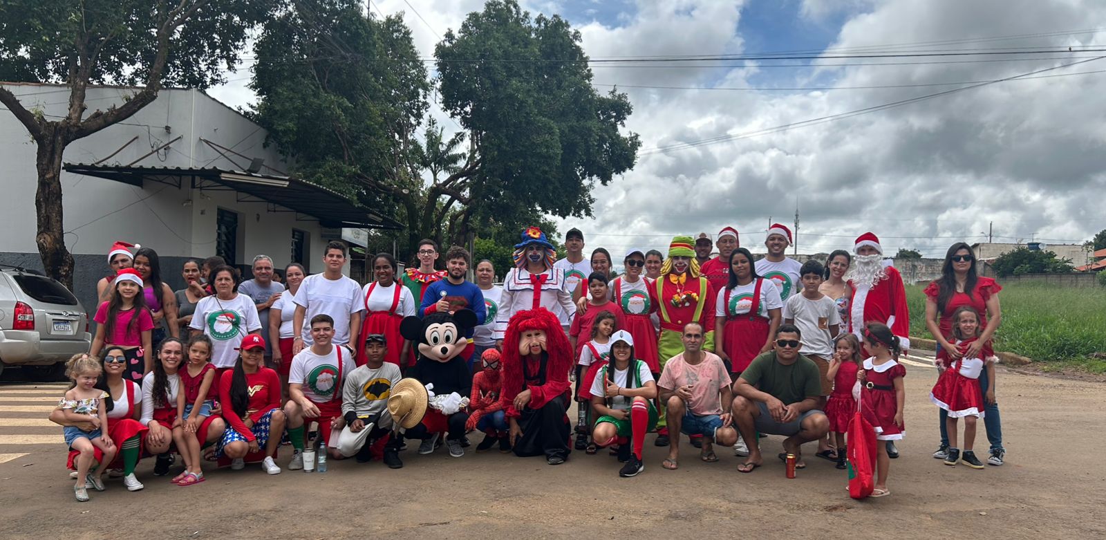 Ajudantes de Noel realizam carreata de Natal emAbaeté