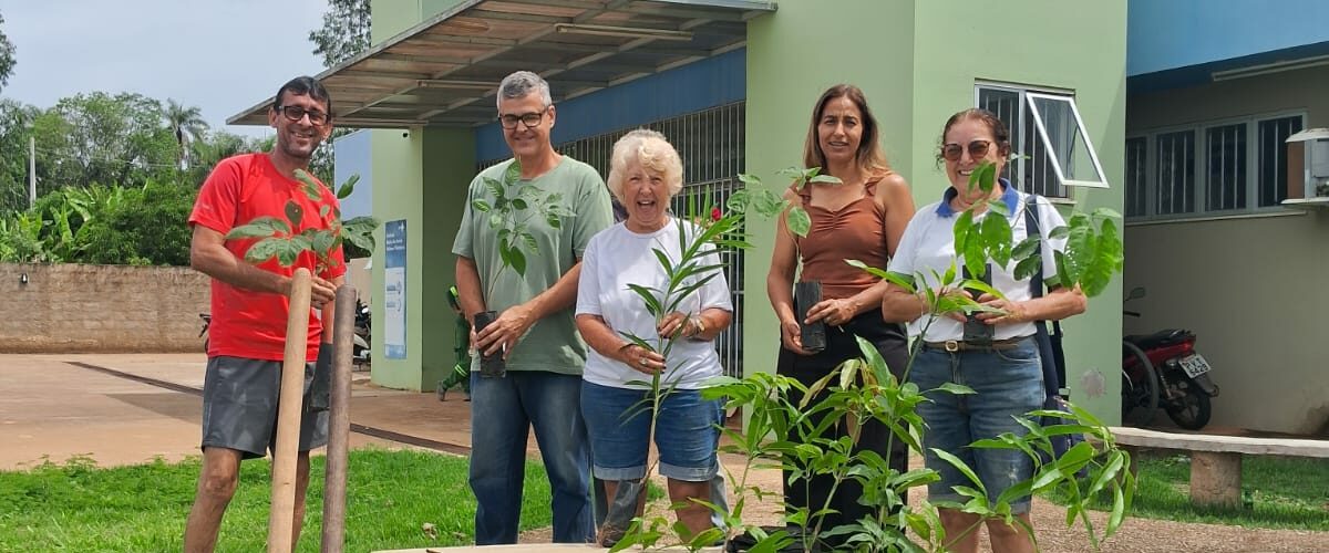 Ação de voluntários contribui para arborização em Abaeté