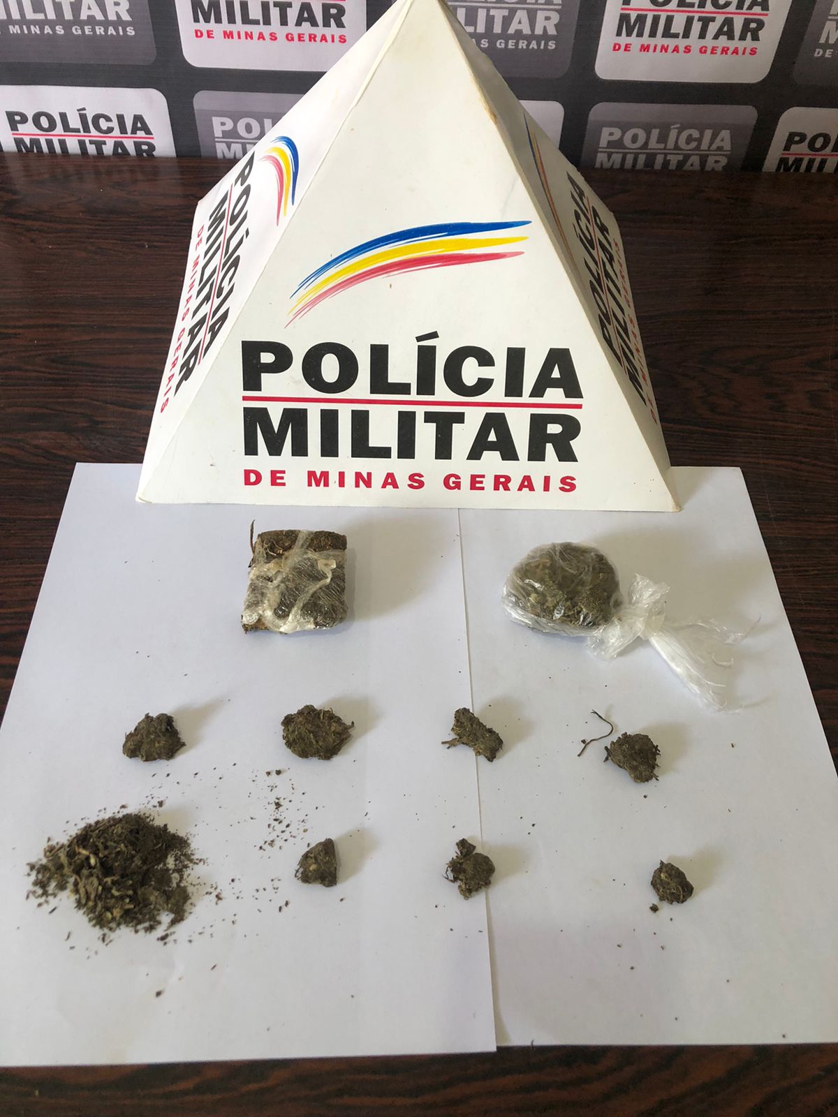 Policiais realizam prisão por tráfico de drogas em Poções