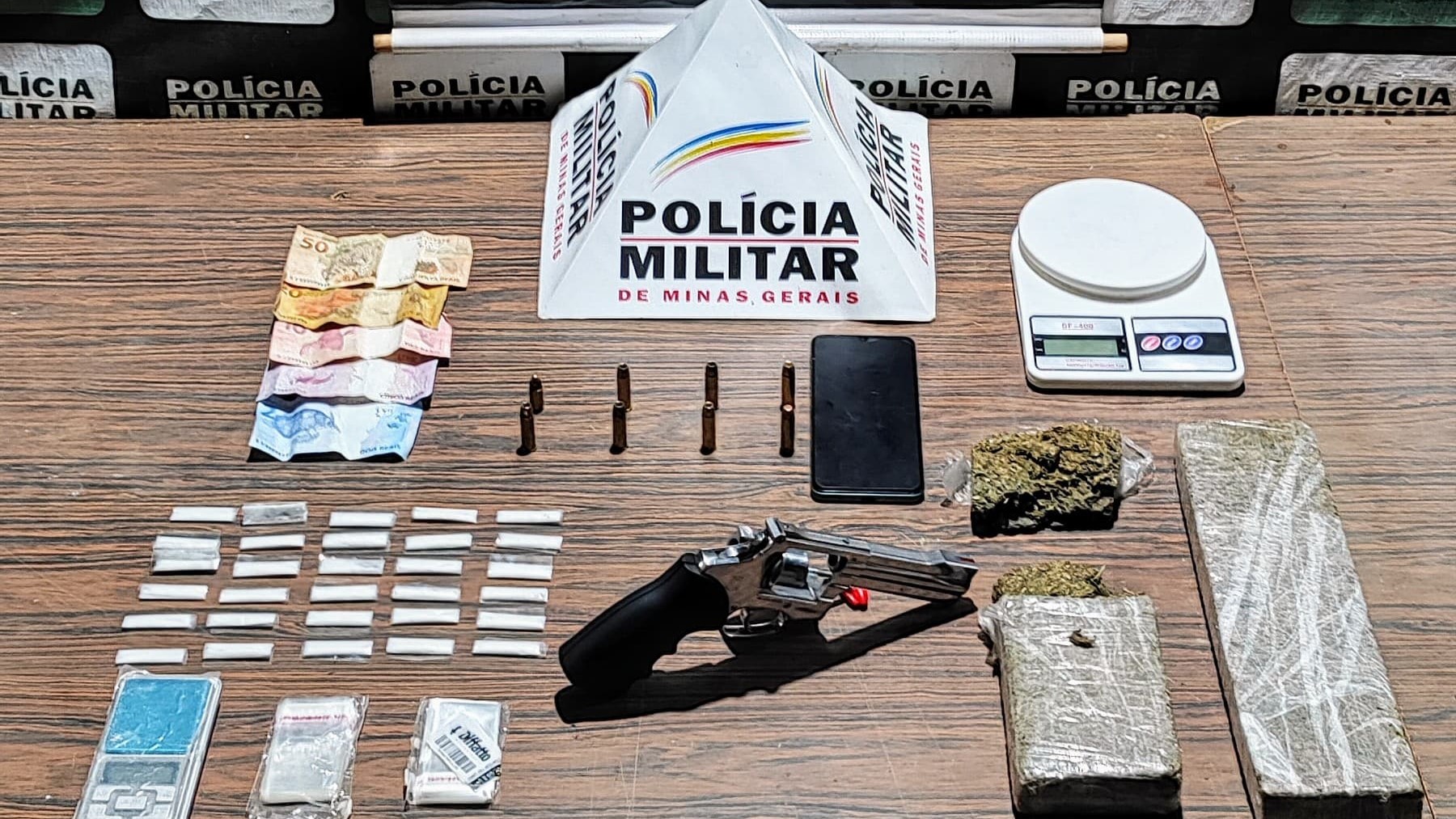 Polícia Militar prende suspeito de tráfico de drogas e apreende arma de fogo e entorpecentes em Pompéu