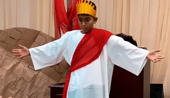 Crianças encenam o verdadeiro sentido da Páscoa em culto da Igreja Batista Cristo Vive