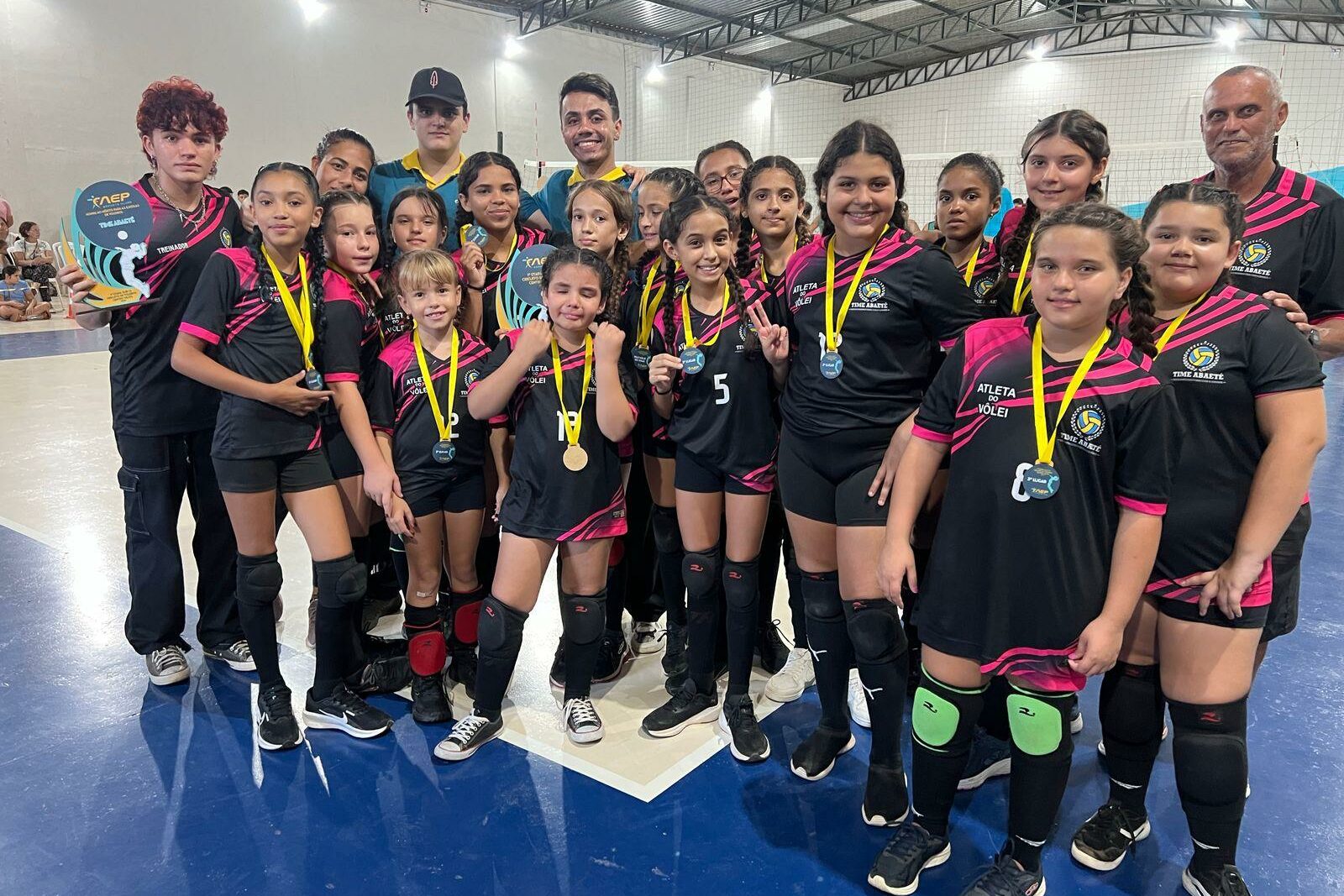 Esporte de base de Abaeté brilha com pódios no vôlei e no basquete