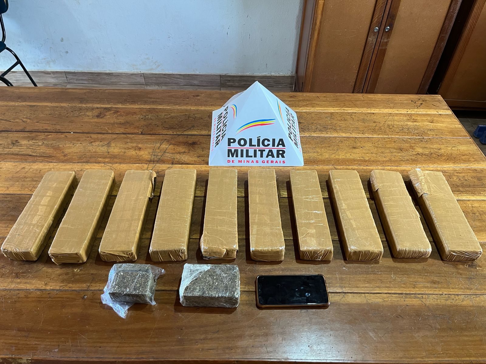 Mais de 10 barras de maconha são apreendidas em Martinho Campos
