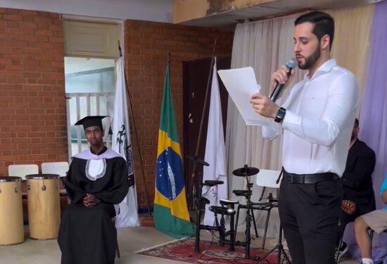 Saymon se torna o primeiro assistido da APAE de Dores do Indaiá a concluir o ensino superior