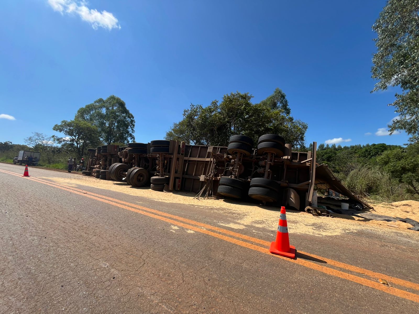 Carreta se envolve em acidente na MG-176, Km 18, entre Abaeté e Quartel Geral