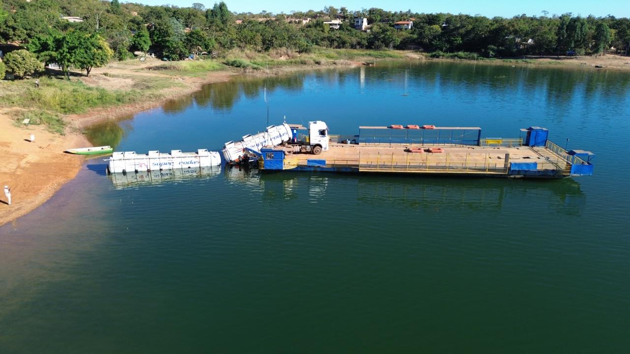 Bitrem com etanol sofre acidente durante travessia de balsa em Morada Nova de Minas
