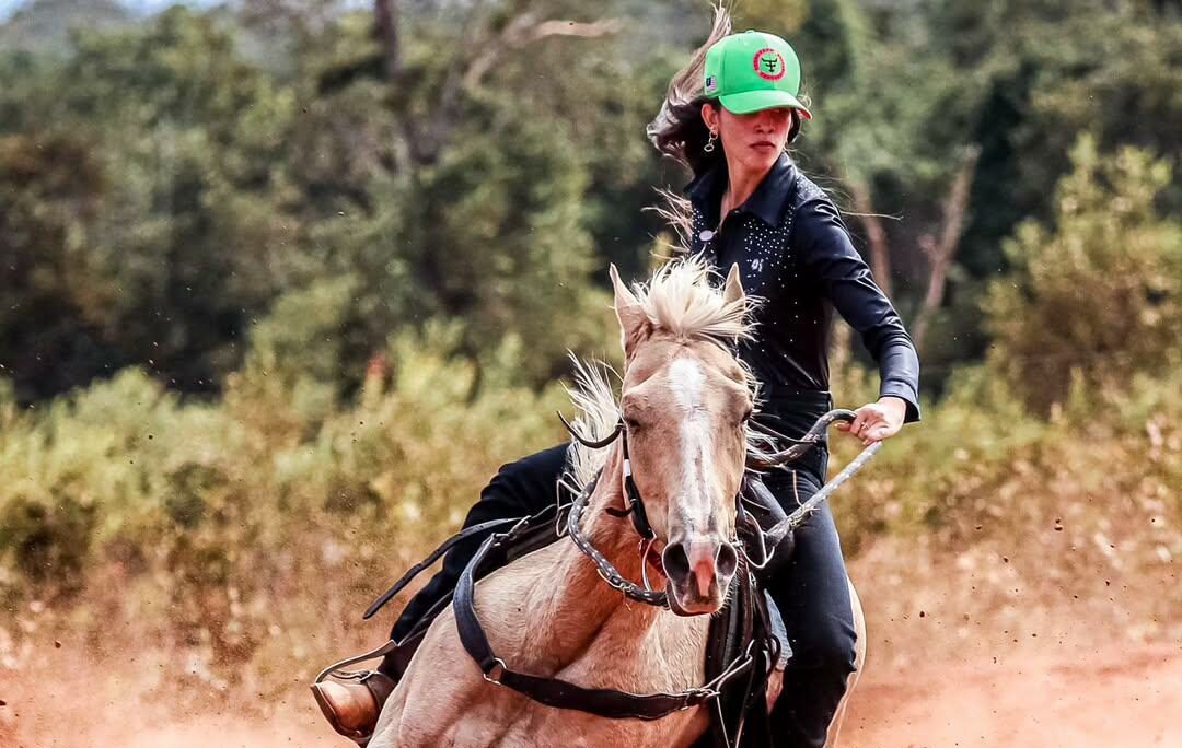 Mayanne Karollyne: jovem talento de Morada Nova de Minas brilha nos esportes equestres