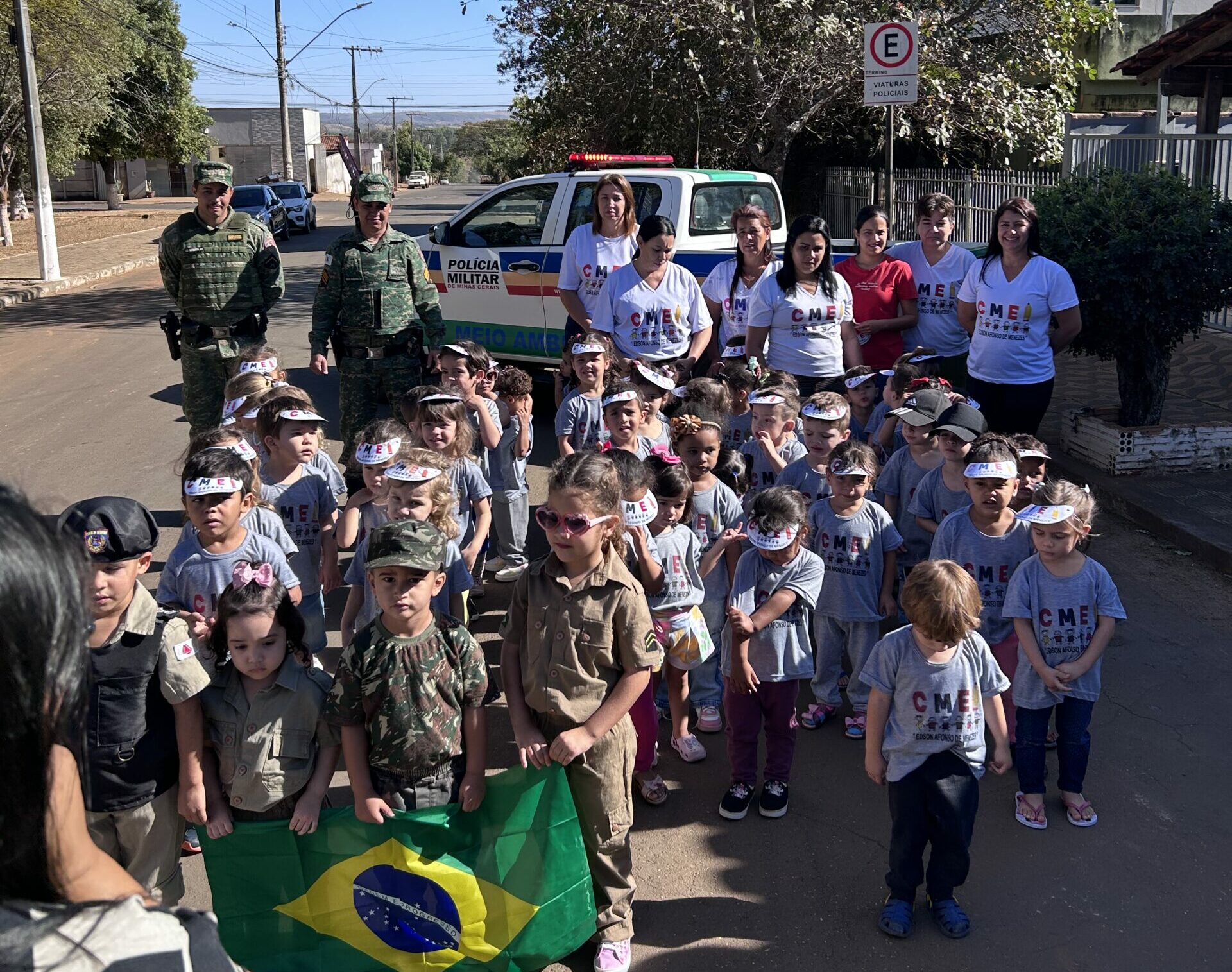 Alunos do CMEI Paineiras homenageiam soldados em visita ao batalhão
