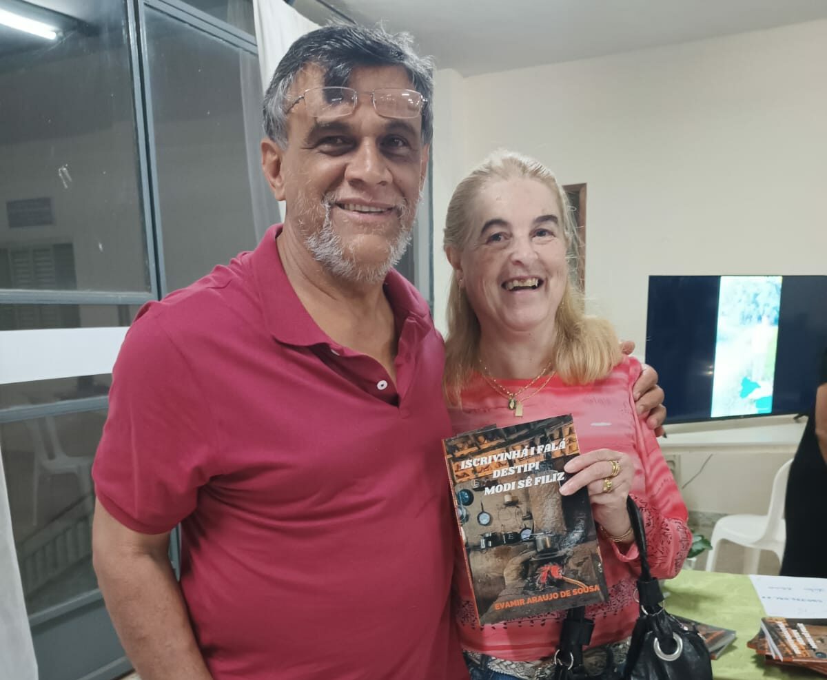 Lançamento de livro em minerês reúne mais de 80 pessoas em Dores do Indaiá