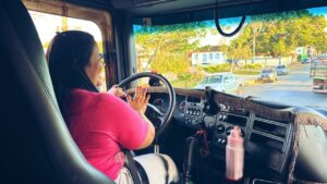 Caminhoneira Poliana fala sobre sua devoção a Nossa Senhora da Abadia e sua vida nas estradas