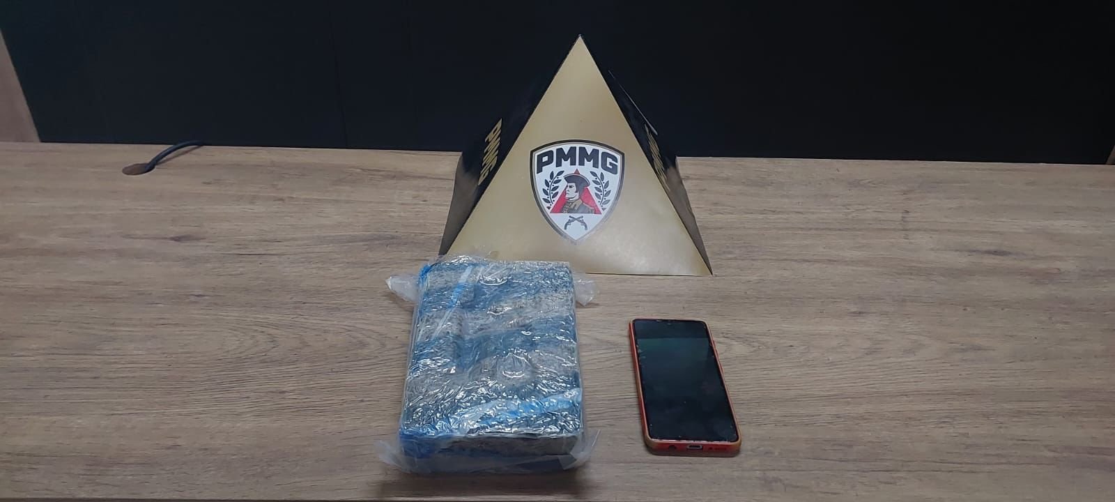 Abaeté: mulher é presa por tráfico de drogas após perseguição policial
