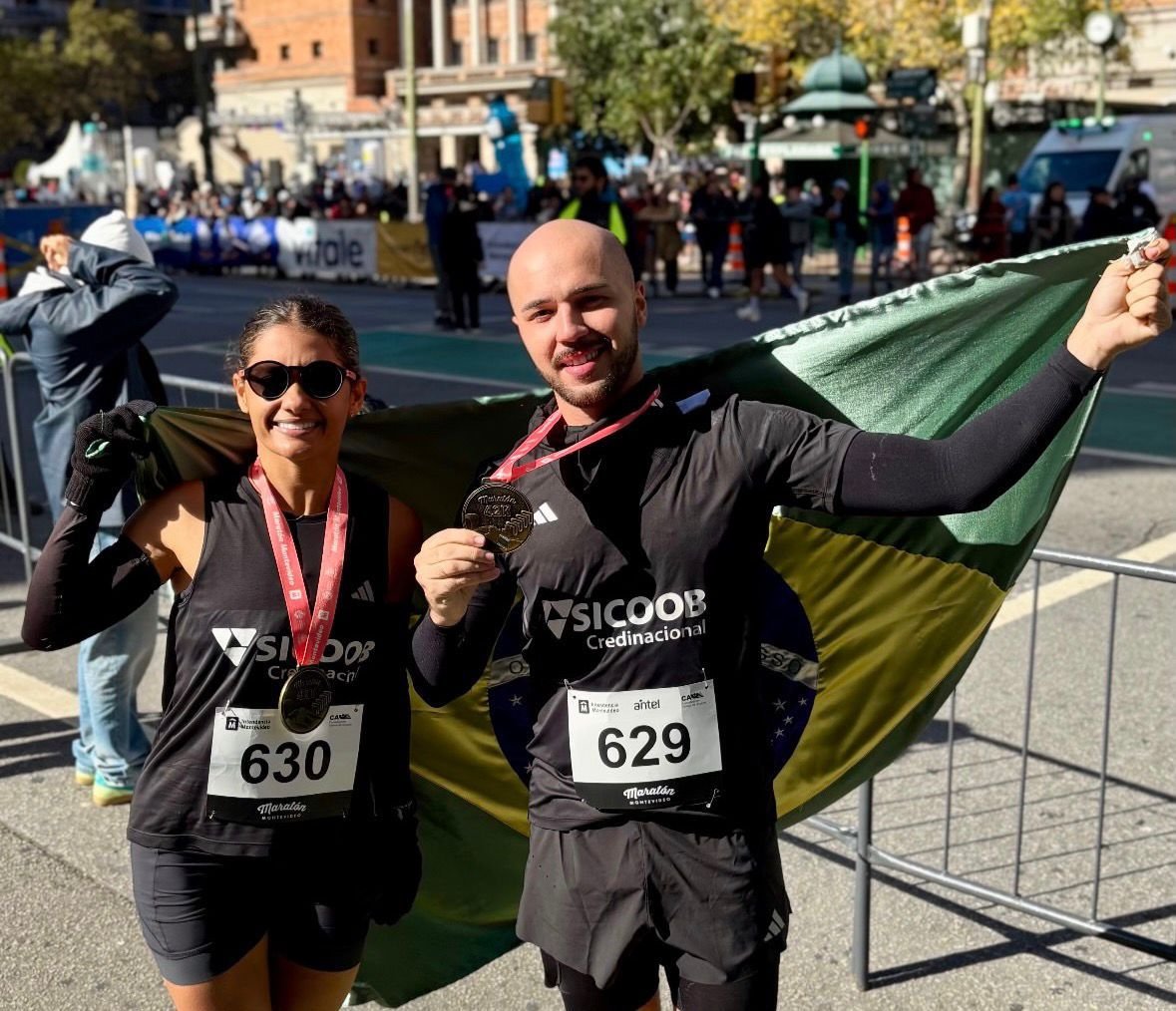 Atletas de Biquinhas representam o Sicoob Credinacional na Maratona de Montevidéu